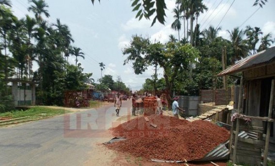 Kamalpur: Construction material heaped by footpath disrupting traffic movement, role of Panchayat under scanner 